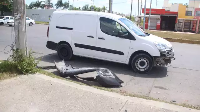 Camioneta choca contra motociclista en Cancún, Quintana Roo