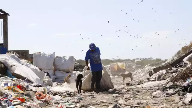 Pasan más de siete horas laborando a pleno sol o bajo el intenso frío