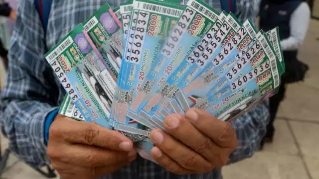 Filas de último momento para comprar su cachito para la rifa del avión presidencial (Cuartoscuro)