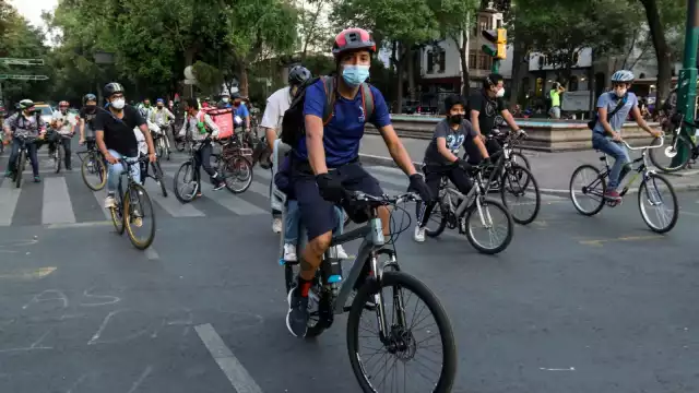 Ciclistas sobre una avenida de la Ciudad de México