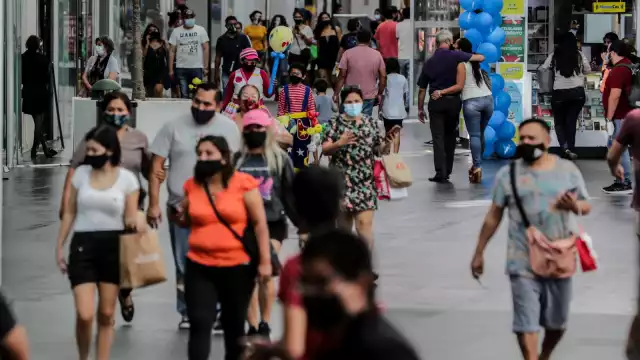 Pasillos de plazas y en las calles de Cancún se notaba la gran afluencia de personas