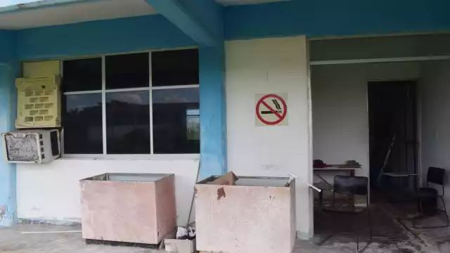 Depósitos de plástico utilizados como tinas de rehabilitación, falta de tubería y de higiene son algunas de las carencias en el lugar