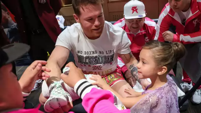 Canelo Álvarez hizo un gran show mexicano en su entrada a su pelea contra el ruso Bivol