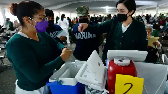 Vacunación de refuerzo a maestros en CDMX