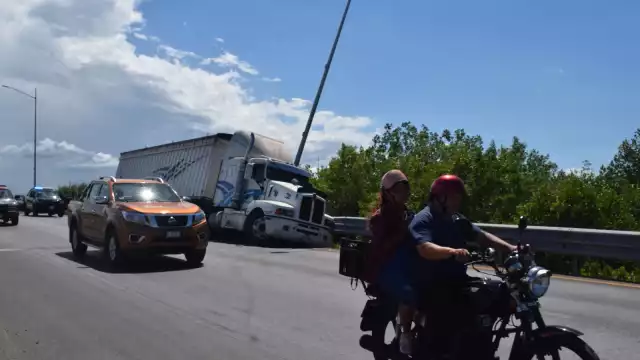 El conductor resultó ileso, pero necesitó una grúa para mover el camión