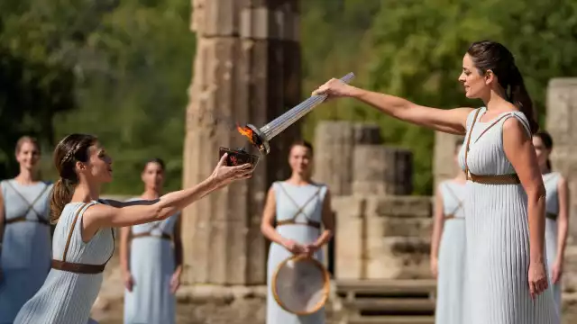 La llama fue encendida antes del medio día por los rayos de sol en las ruinas del templo antiguo de Hera, en Olimpia, cuna de los Juegos de la Antigüedad