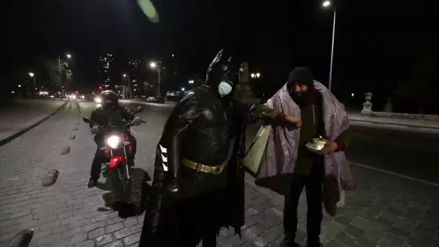 El Batman chileno prepara cenas y las reparte a indigentes en Santiago (Reuters)