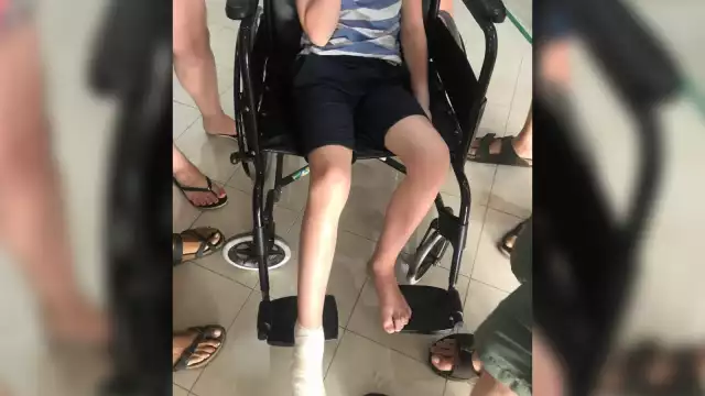 Tras la nula atención en la Cruz Roja, el niño fue atendido en la Clínica San Miguel de Cozumel, donde su pie fue suturado para cerrar la herida tras el corte que le hizo la propela de la embarcación