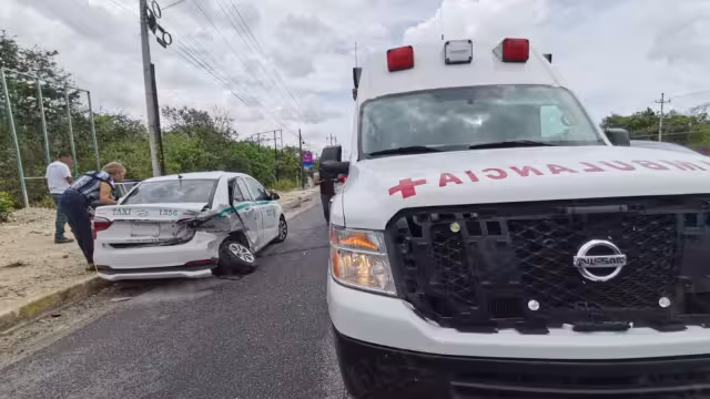 Uno de los choferes de taxi se negó a ser trasladado a un hospital en Playa del Carmen tras el choque, permaneciendo en el lugar