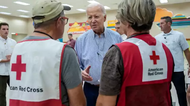 Biden visita zona devastada por huracán Idalia en Florida