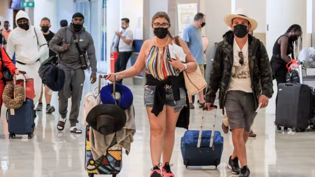 A pesar de los contagios, continúa la apertura al turismo