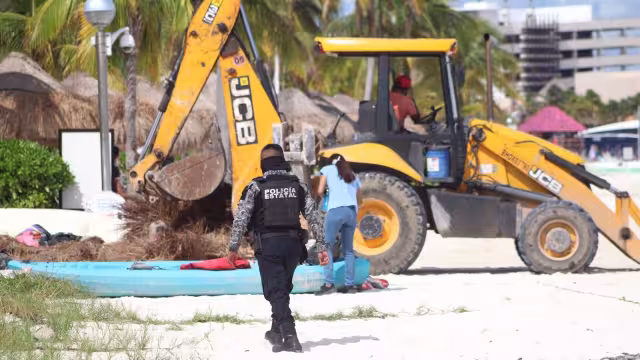 Con grúas, las autoridades policiacas desmantelaron galeras que se encontraban dentro de Playa Langosta en Cancún