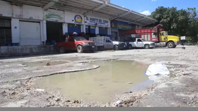 La Unión de Comerciantes señala que en las diferentes calles se observa la falta de mantenimiento: baches, pozos sin rejillas y un drenaje obstruido