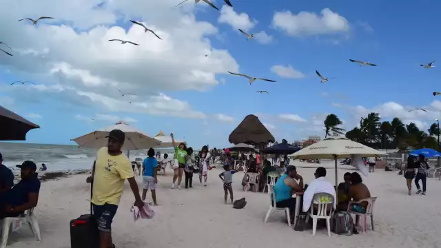 Una alta afluencia de bañistas locales llegaron a las playas del puerto