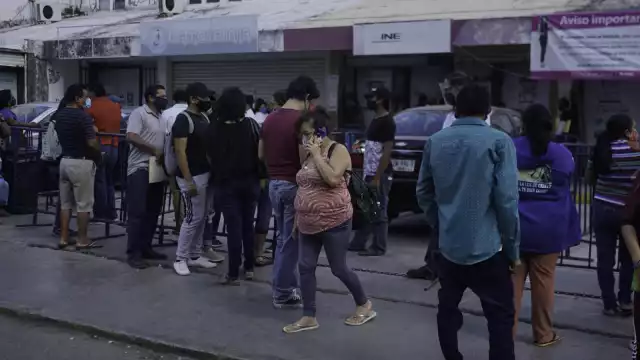 Largas filas de ciudadanos se formaban a las afueras de los módulos del órgano electoral