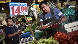 Comerciantes ofrecen sus productos en algún mercado de México