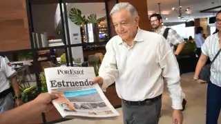El presidente López Obrador recibe el ejemplar dominical de Por Esto!