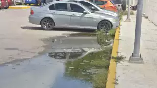 Una alcantarilla rebosa justo en el área del estacionamiento, denuncian ciudadanos