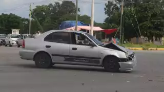 A consecuencia del fuerte impacto el automóvil quedó atravesado al igual que el camión