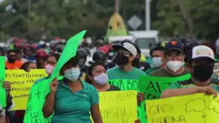 Motorrepartidores y molineros de tortillas hacen marcha pacifica en el Centro de Cancún