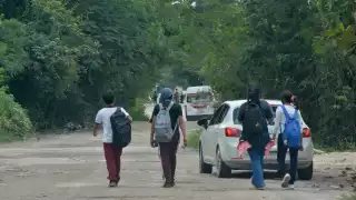 Algunos de los jóvenes caminan hasta la avenida José López Portillo, para poder tomar transporte y llegar a tiempo a sus clases.