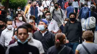 Personas abarrotan las calles durante el semáforo verde