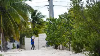 José Wilberto Flota Aké se compromete a derribar un muro que obstruye una calle en San Benito en Dzemul