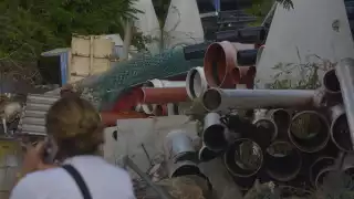 Un grupo de alrededor de 15 vecinos se manifestó afuera del área donde se encuentran estos tubos de asbesto