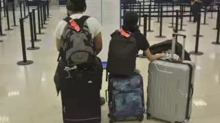 Algunos pasajeros tienen que aguardar por horas, por retrasos en las operaciones.