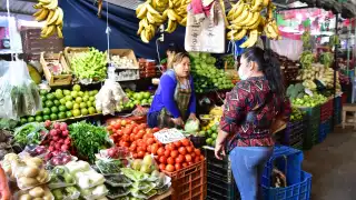 La venta de frutas y verduras ha tenido problemas por el alza en diferentes productos por diversos factores, entre ellos el aumento a la gasolina, así como la competencia desleal