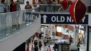 Muchos salían con las manos llenas de bolsas