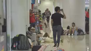 Las aerolíneas ofrecen vouchers de comida y alojamiento, pero algunos no los aceptan