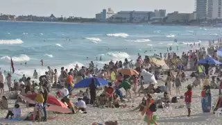 Las playas de Cancún lucen abarrotadas este lunes 1 de enero