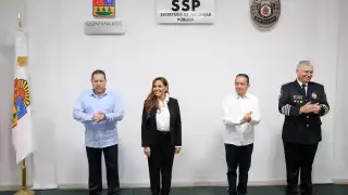 Manelich Castilla Craviotto (izquierda, con guayabera azul) asumió el mando de la Policía Quintana Roo el pasado 25 de septiembre