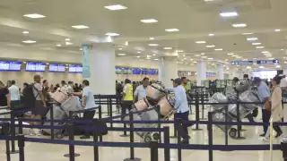 Fue alrededor de 1990, cuando comenzó a trabajar en el Recinto Aéreo cancunense.