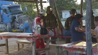 Las autoridades trasladan tanto el Nissan Tiida como el tráiler al corralón mientras se lleva a cabo el peritaje oficial para determinar la responsabilidad en el percance.
