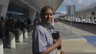 Al trabajador le dejan pocas propinas por los turistas en el AIC