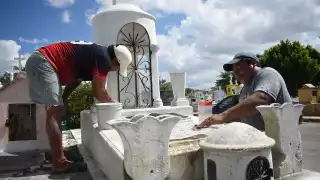 Día de Muertos: Más de 6 mil personas acudieron a los cementerios de Mérida para limpiar las tumbas