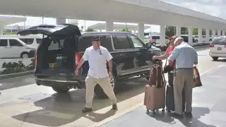 Los trabajadores que se encuentran afuera del Recinto Aéreo cobran una comisión por el servicio de transporte, más económica que en los del interior.