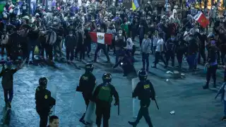 Miles de simpatizantes de Pedro Castillo exigen su restitución en el gobierno de Perú