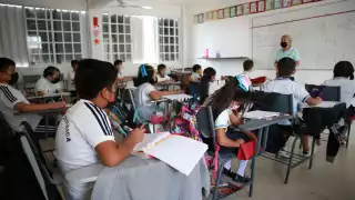 Los alumnos deben mantener el uso rigurosos del cubrebocas hasta que se decida volverlo opcional, indicó el subsecretario de Educación de Quintana Roo, Carlos Gorocica