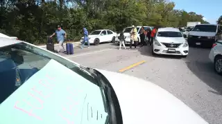 Nuevamente, los viajeros tuvieron que caminar kilómetros cargando sus maletas, lo que repercutirá en la imagen del destino, lamentaron los pobladores