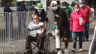 Personas llegan a vacunarse en distintos puntos de la CDMX