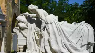 La esposa incrédula, cuya escultura de mármol muestra que ella levanta un extremo de la sábana que envuelve a su marido, para corroborar si realmente está muerto