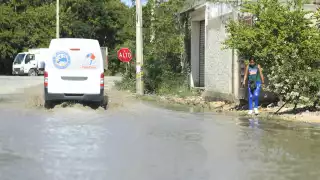 Sin pavimento ni pozos de absorción, es difícil y peligroso transitar por sus calles