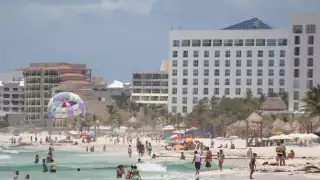 Entre Cancún, Isla Mujeres y Puerto Morelos están activadas 52 mil 44 habitaciones, de acuerdo con cifras proporcionadas por la Asociación de Hoteles