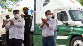 Mauricio Vila inspecciona los camiones que transportarán la roca que servirá para la construcción del Tren Maya
