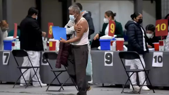 CDMX inicia refuerzo contra COVID-19 para 40 a 49 años; CDMX inicia refuerzo contra COVID-19 para 40 a 49 años;