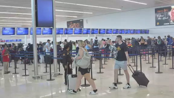 Las llegadas se dividen en 100 vuelos nacionales y 162 internacionales.