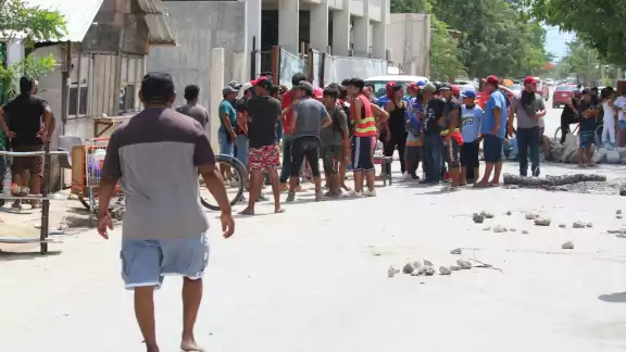Los vecinos de la colonia 2 de Octubre evitaron que se llevara a cabo el desalojo en Tulum, no sin antes reclamar por las acciones arbitrarias de la Policía Los vecinos de la colonia 2 de Octubre evitaron que se llevara a cabo el desalojo en Tulum, no sin antes reclamar por las acciones arbitrarias de la Policía